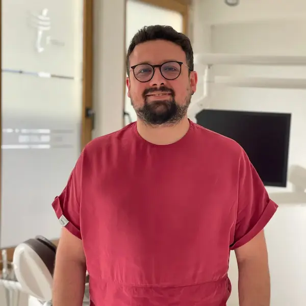 Uzm. Dt. Uğur Tuna Sazlıkoğlu - Uzman Diş Hekimi